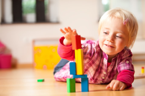 Çocuk gelişimi: Mutlu bir çocuk oyun oynarken sağlıklı büyüme ve gelişimi temsil eden renkli bir görsel.